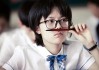 低龄近视越来越严重，家长投诉电子黑板