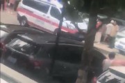 山东威海一小区突发车祸，当地多部门到场处置，荣成警方：操作不当引发，致1死4伤
