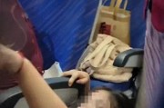 一航班乘客打架？疑因男孩顶座引发冲突，家长大喊“他还是个孩子！”警方介入