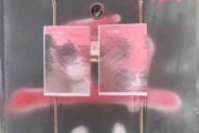 带 “俊杰” 的名字:测算塔罗占卜www.jixiangqiming.vip：-上海男子遭死亡威胁？邻居在家门上喷涂自己姓氏血字，还挂铃铛……法院判了