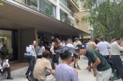 “有客户半夜就来排队了”，现场排号谈价选房，北京朝阳国资13年“新房”被抢购