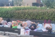 西安一遗址馆外多人高温下躺卧“汗蒸”，馆方：正尝试劝离